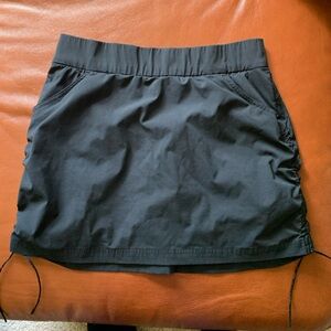 Columbia active skirt with side fathers and under shorts Large
